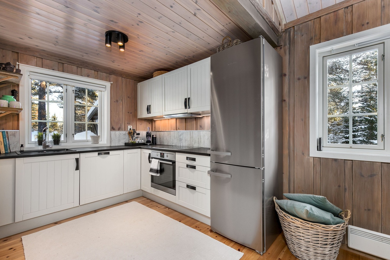 Pent kjøkken fra 2008 i åpen løsning mot stuen. Galleribilde