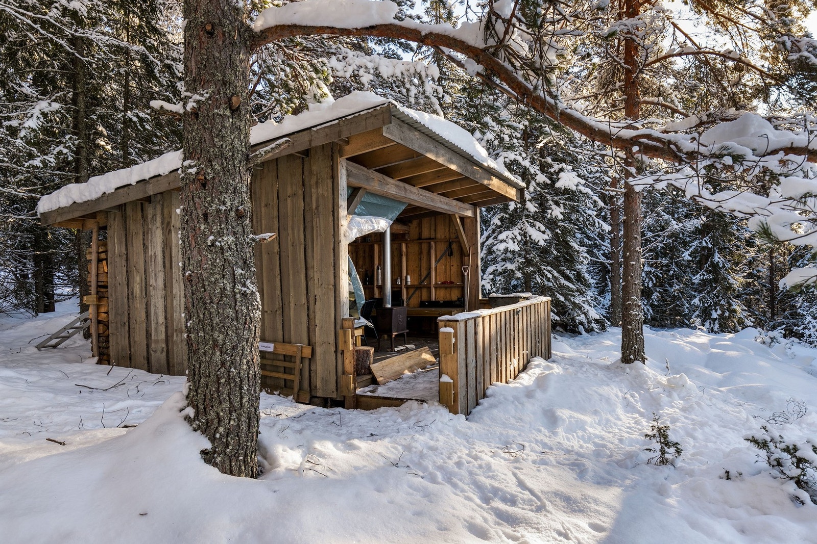 Nybygd lavvo på felles hyttefelt med utepeis, grill og nydelig utsikt. Galleribilde