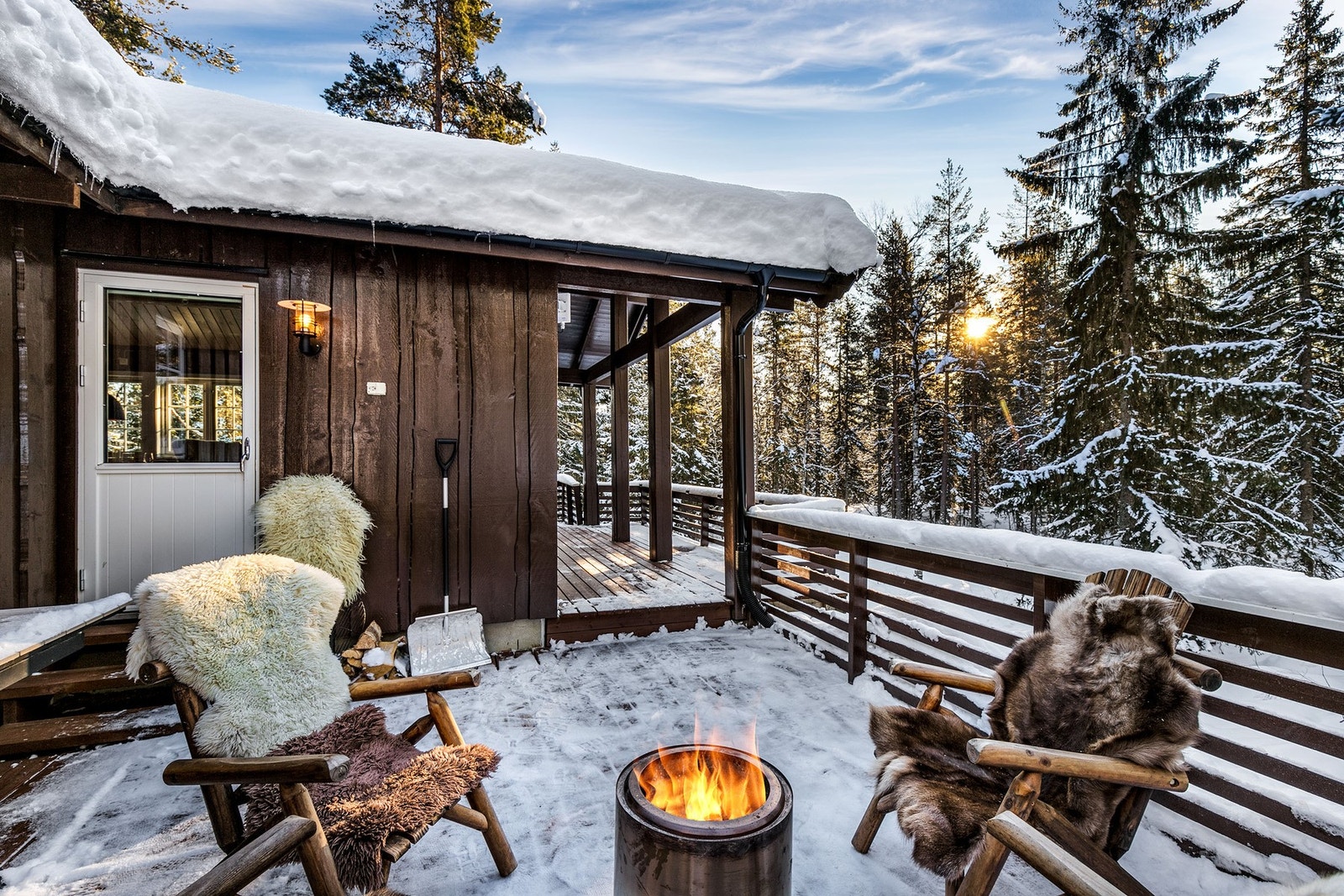 Stor og solrik terrasse på 72 kvm med god plass til utemøbler og bålpanne Galleribilde