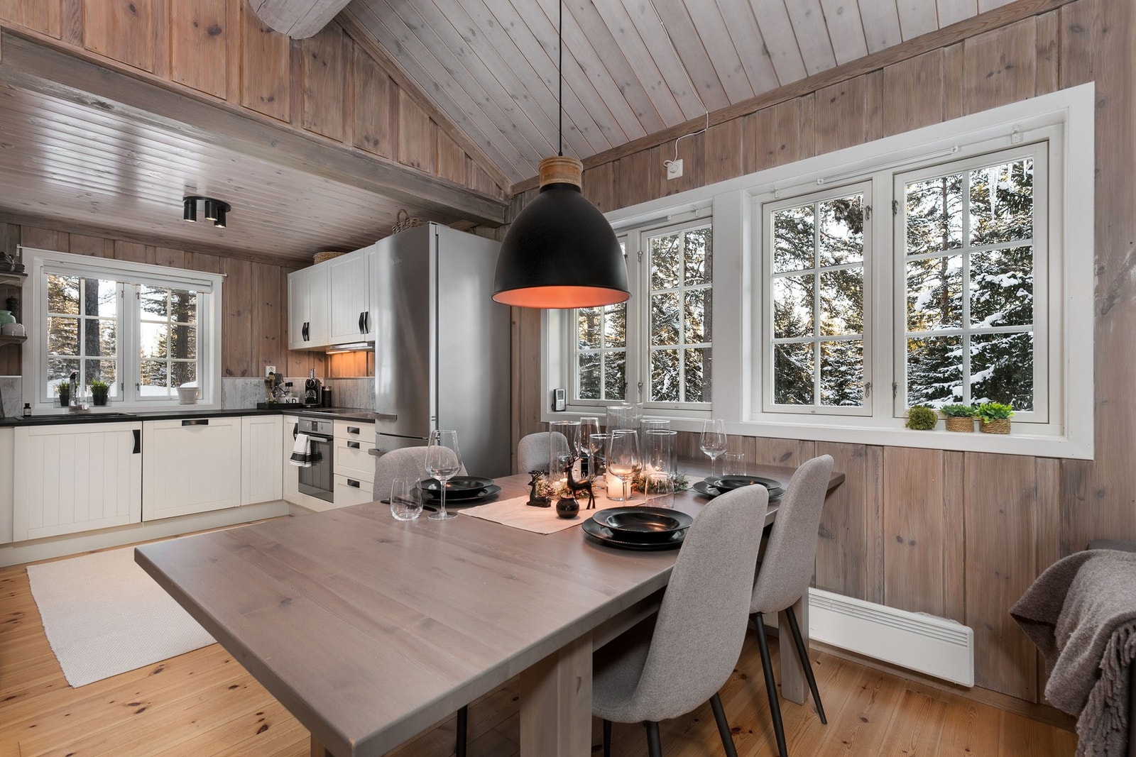 God avsatt plass til spisebord med stoler i nærhet til kjøkken Galleribilde