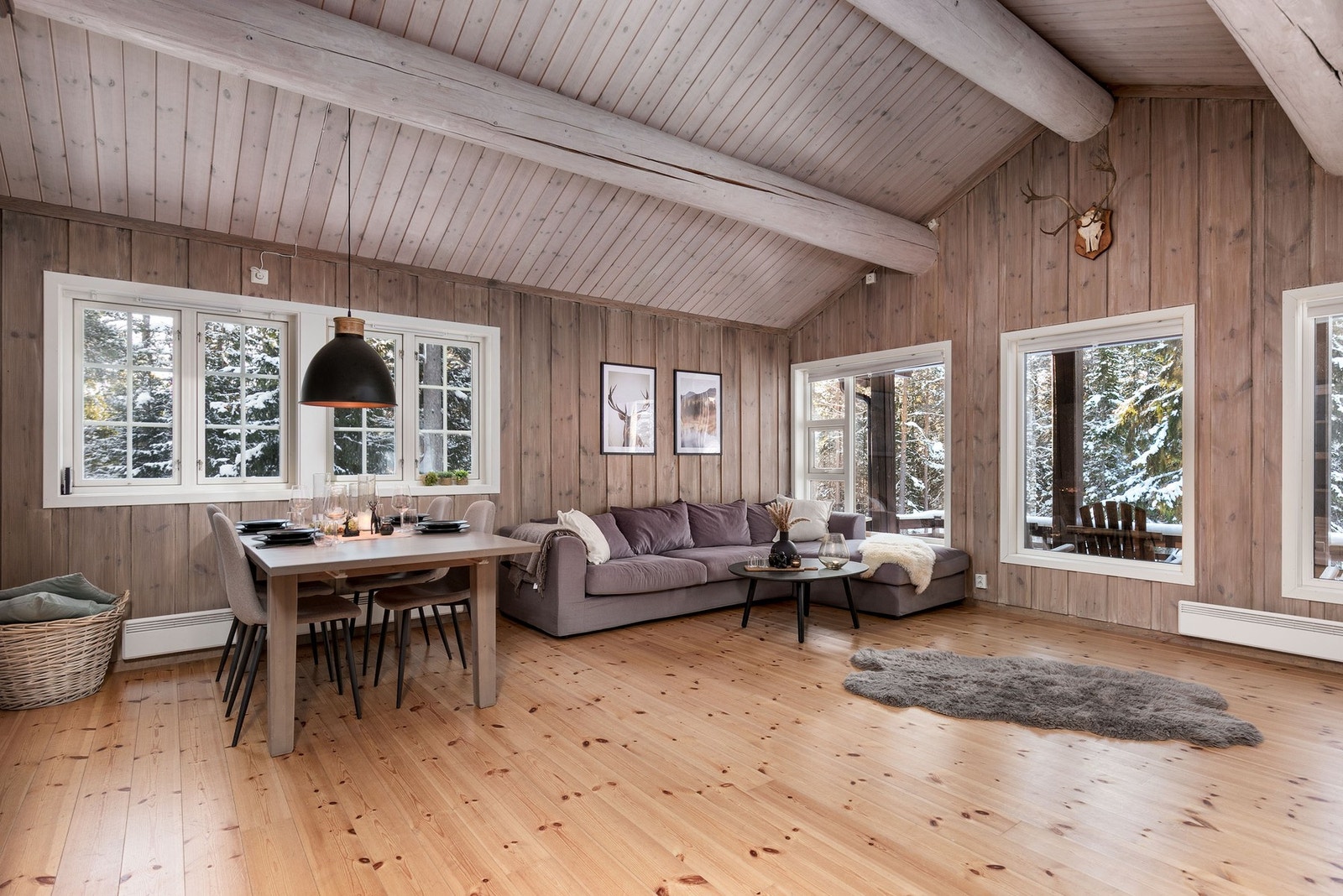 Store vindusflater og meget god takhøyde på 3,2 m sørger for rikelig med lys Galleribilde