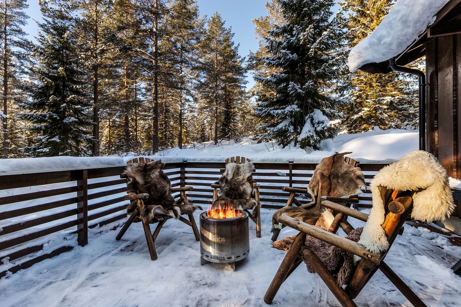 Det er utgang fra stuen til en stor og solrik terrasse på hele 72 kvm, som går rundt hytta. Galleribilde