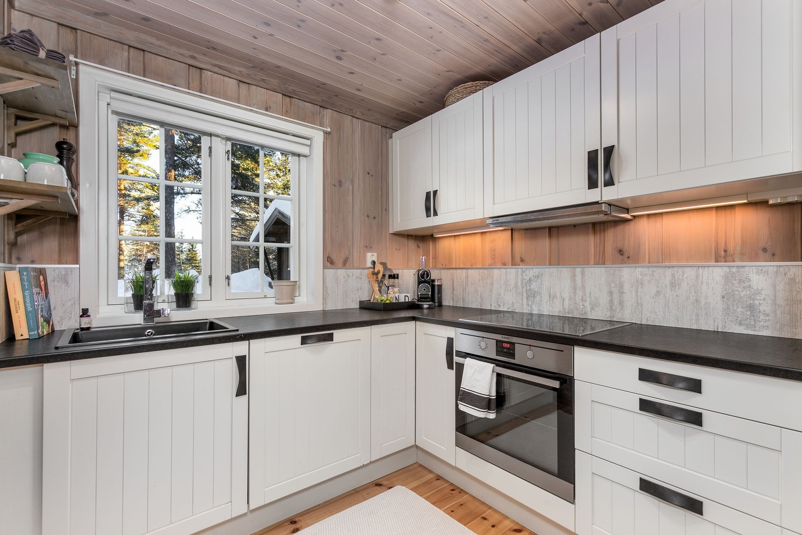 Kjøkkenet har rikelig med skap og benkeplass. Galleribilde