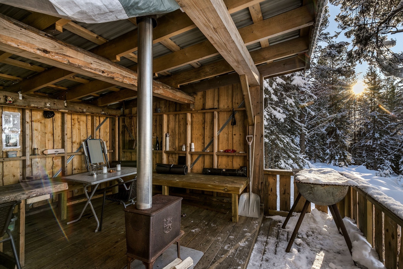 Nybygd lavvo på felles hyttefelt med utepeis, grill og nydelig utsikt. Galleribilde