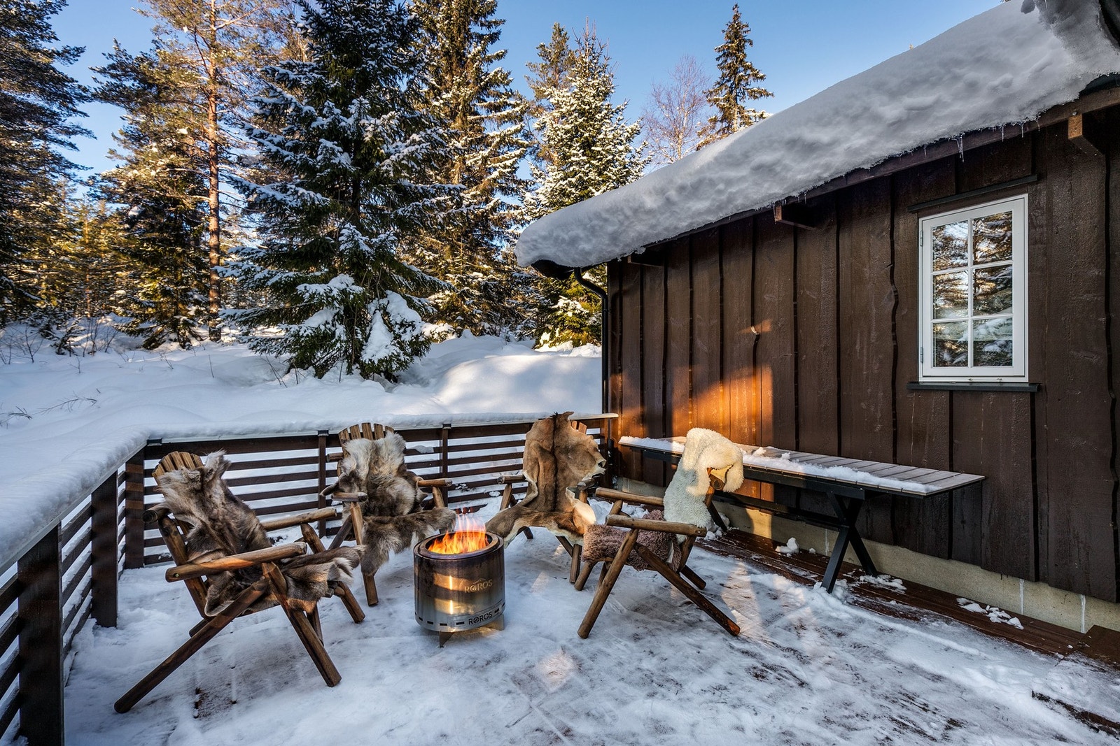 Stor og solrik terrasse på 72 kvm med god plass til utemøbler og bålpanne Galleribilde