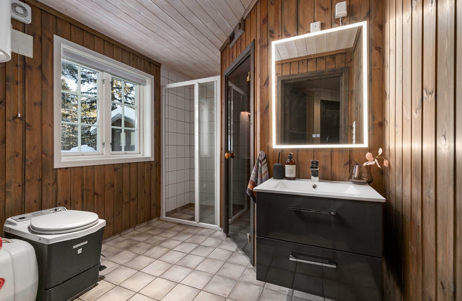 Lyst bad fra 2008 med lyse gulvoverflater og varme i gulv Galleribilde