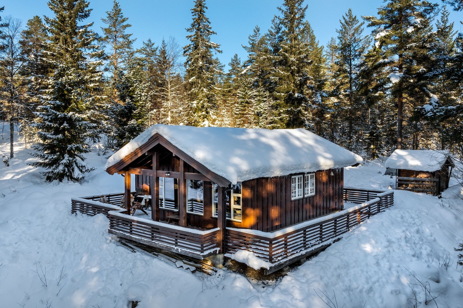 Eiendommen har en flott festet naturtomt med vakker vegetasjon og skog Galleribilde