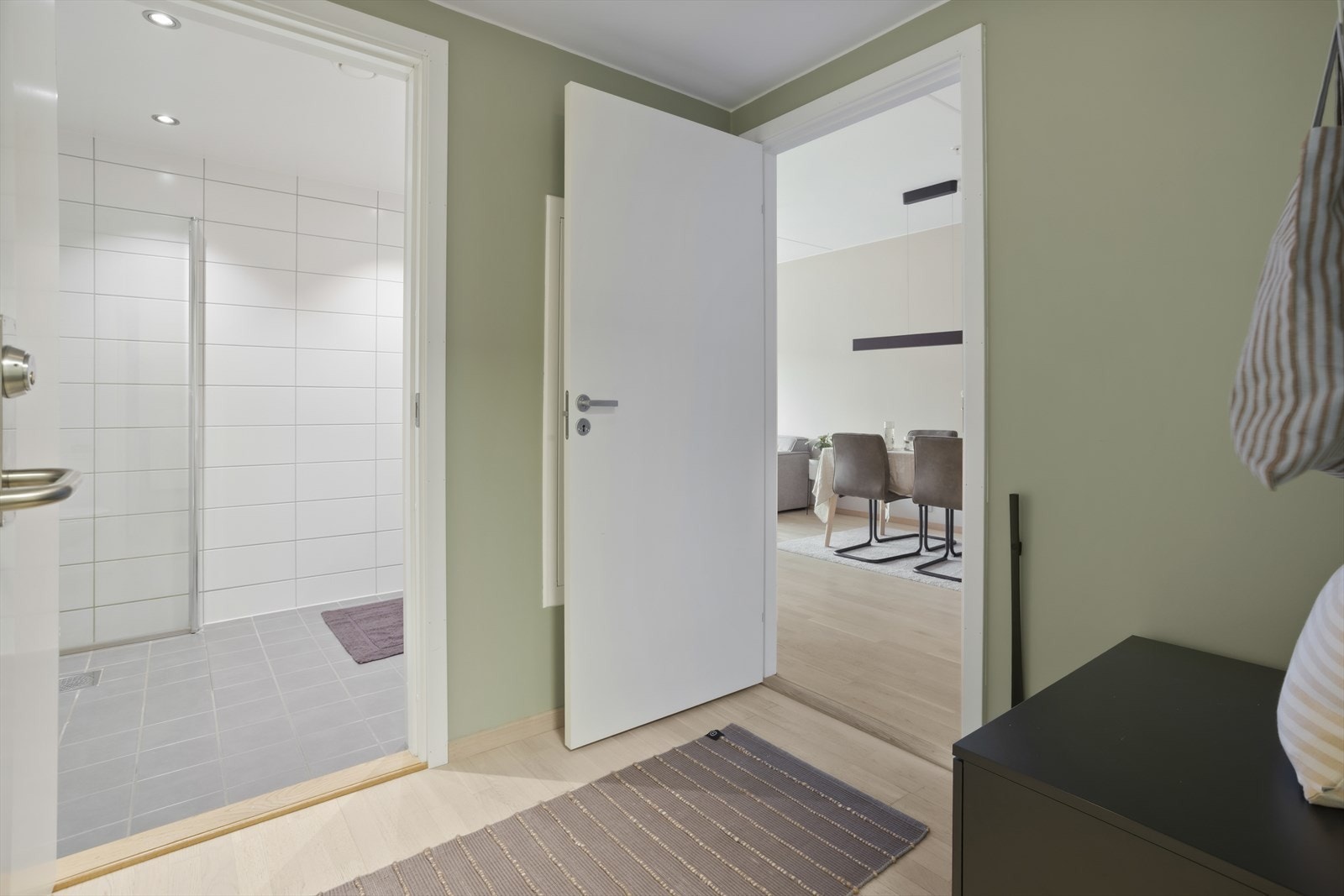 Fra entreén er det adgang til leilighetens baderom. Galleribilde