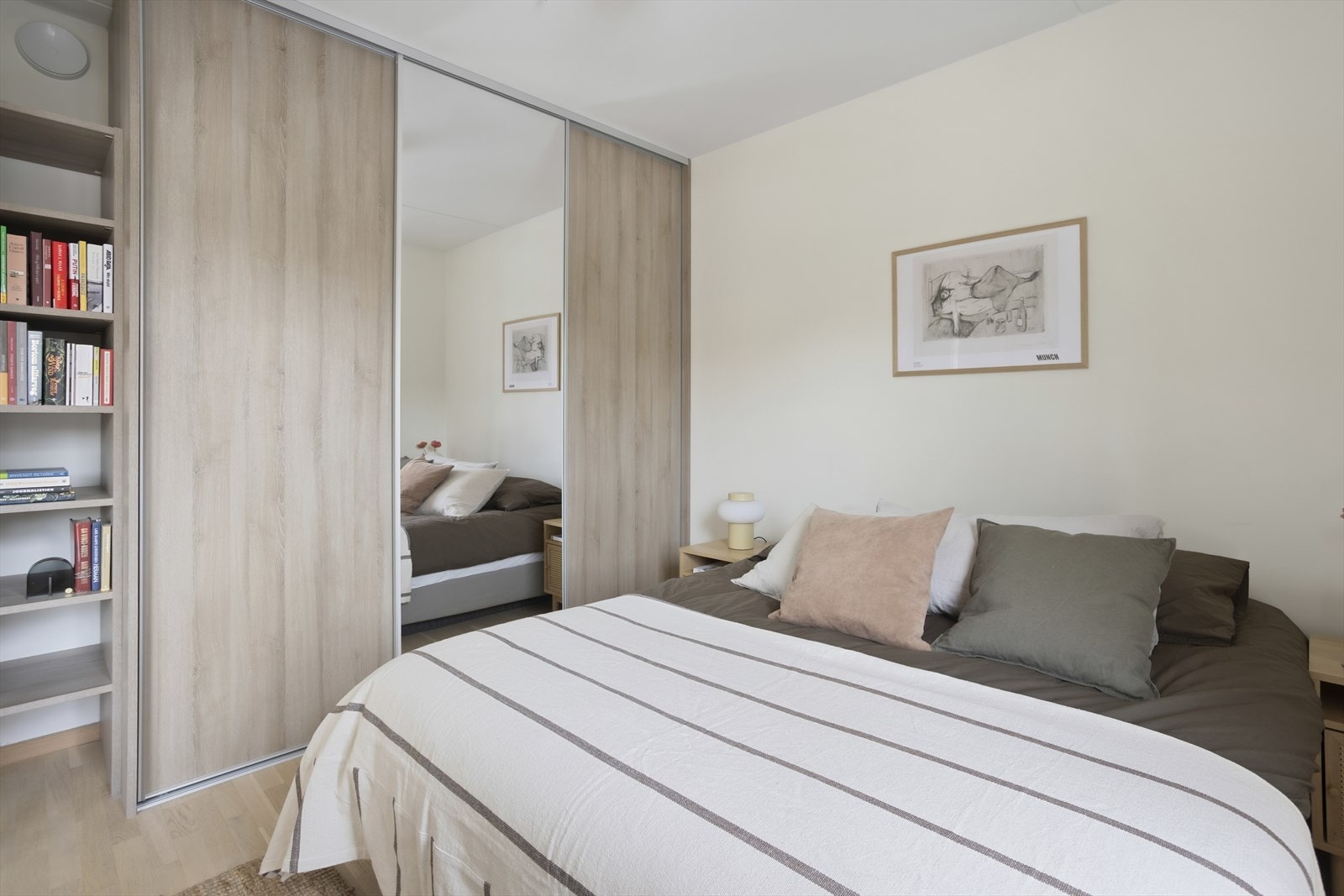 Rommet er romslig med god plass til dobbeltseng, nattbord samt en stor skyvedørsgarderobe med rikelig av oppbevaringsplass. Galleribilde