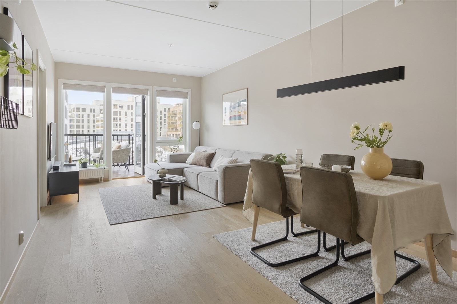 Velkommen inn! Dette er en romslig leilighet som er proppfull av sjarm og god atmosfære. Her er det lett å like seg. Galleribilde