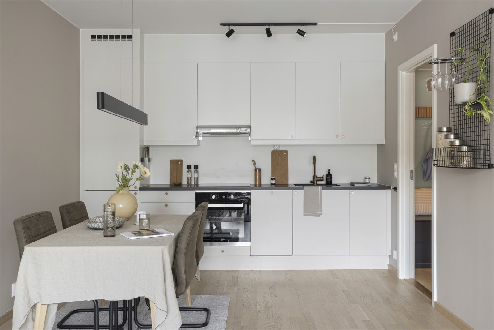 Boligen har et veldisponert kjøkken fra Sigdal, med god kombinasjon av skap-og benkplass. Galleribilde