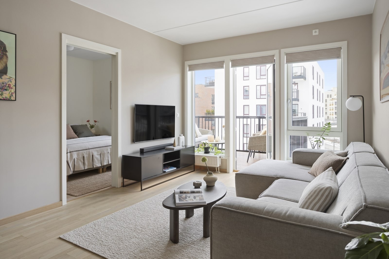 Rommet byr på store vindusflater og luftig planløsning, som bidrar med å skape en romslig følelse. Galleribilde