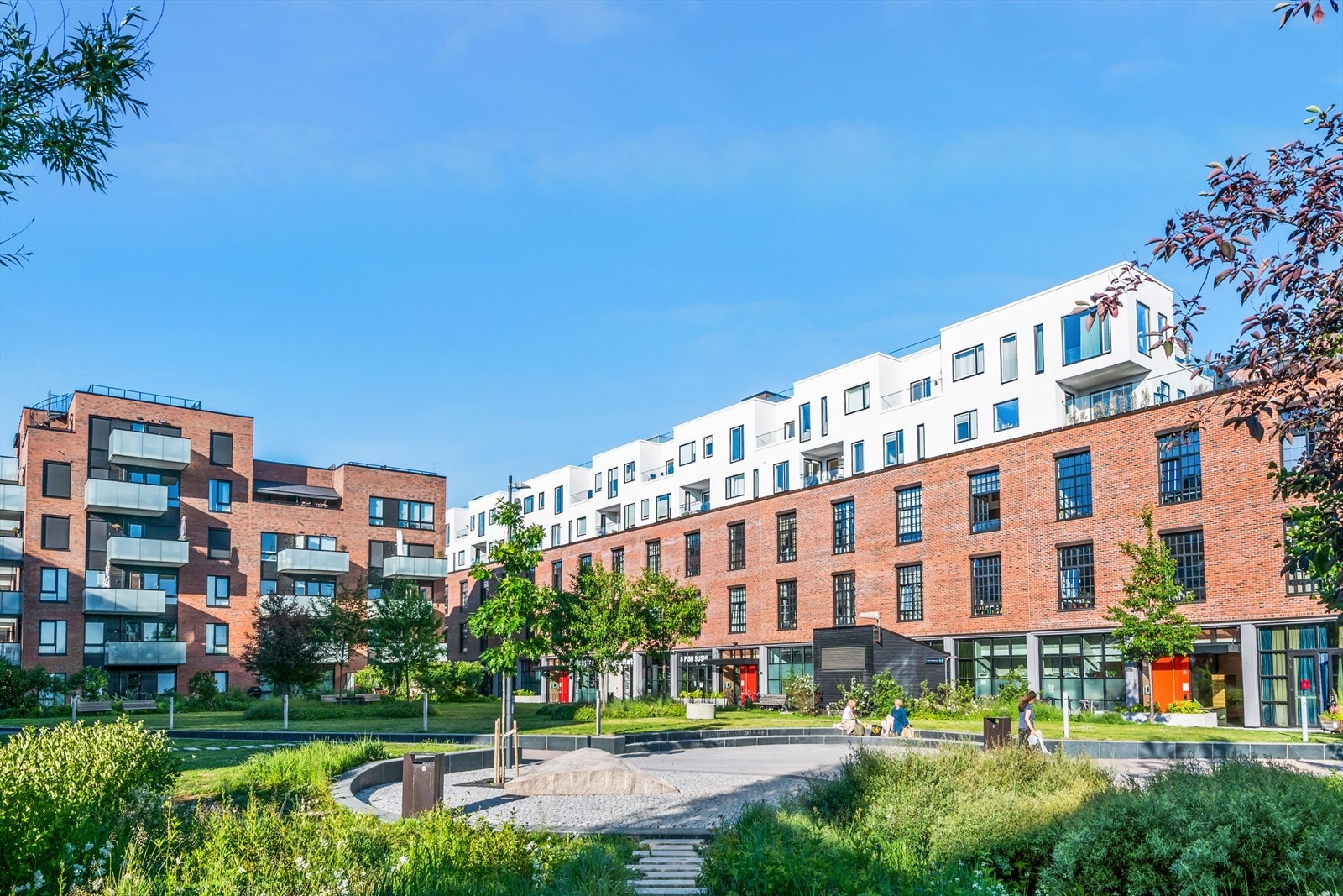 Vinslottet ligger i umiddelbar nærhet og byr på flere gode servicetilbud som bla. Spar, Jysk, Kitchen, frisører, lekeland for barn og flere spisesteder. Galleribilde