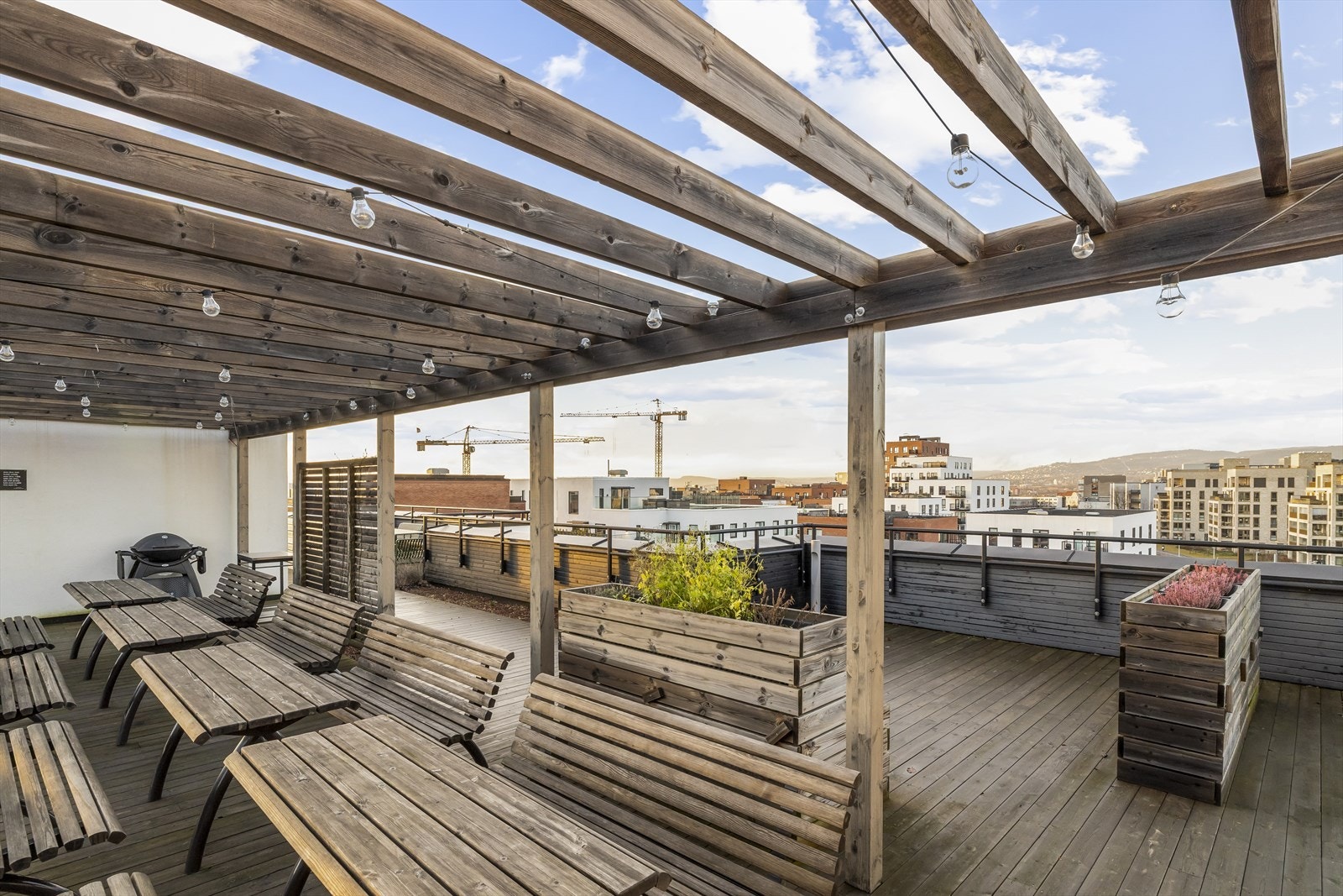 Felles takterrasse som beboerne kan benytte seg av. Her har borettslaget investert til glede for beboerne. Galleribilde