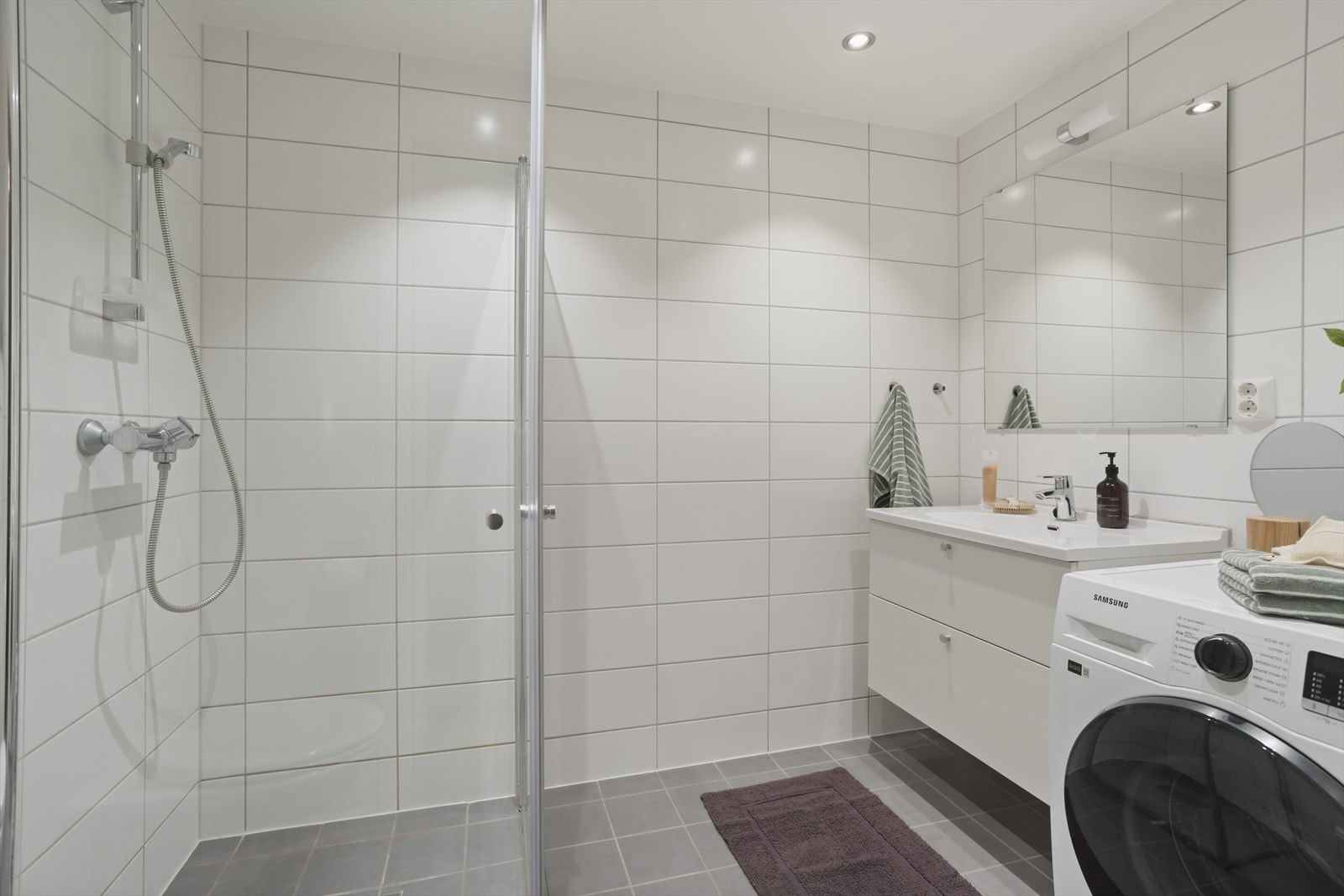 Boligen byr på et delikat flislagt baderom av god størrelse, med behagelige varmekabler i gulv. Galleribilde