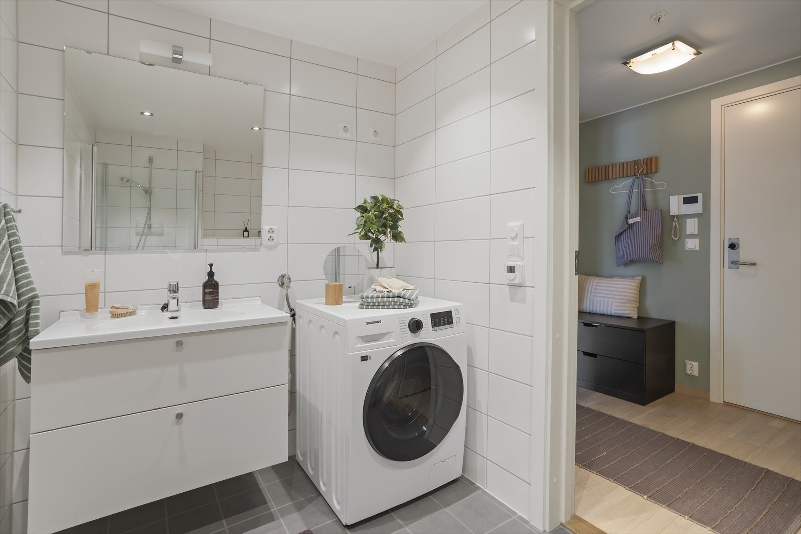 Baderommet har også praktisk opplegg for vaskemaskin. Galleribilde