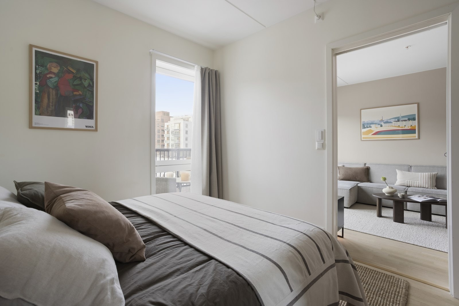 Soverommet har store vindusflater og slipper inn rikelig med naturlig lys. Galleribilde