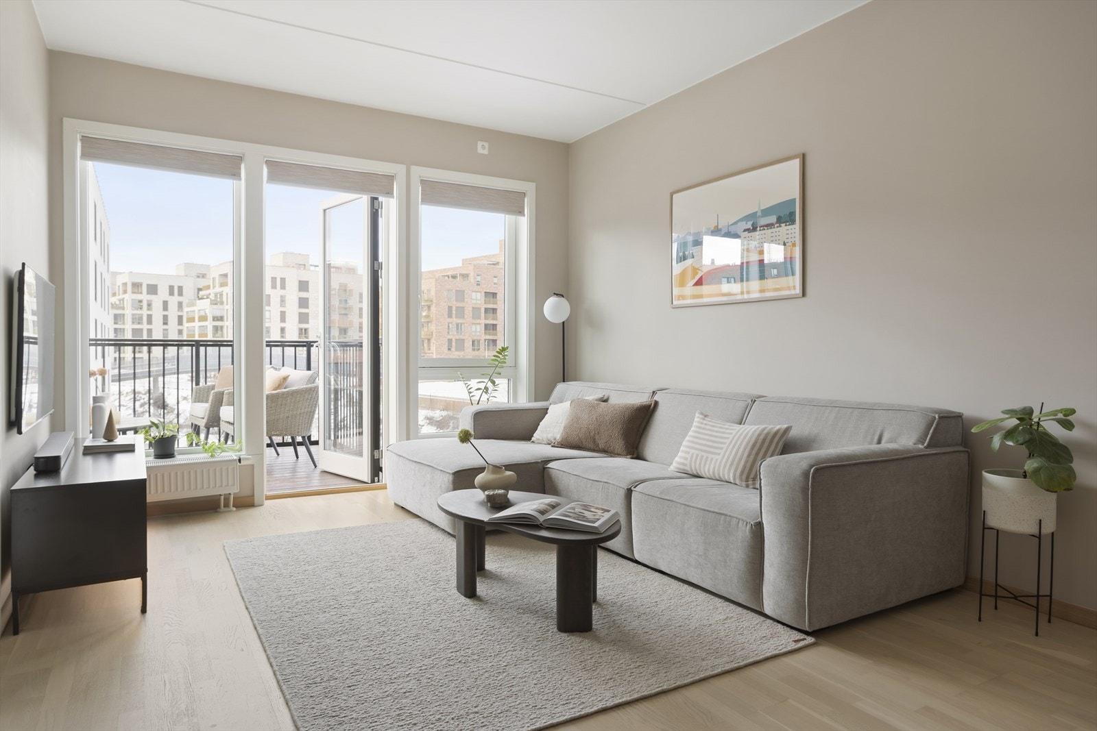 Stuen har glatte malte flater og lys 3-stavs parkett, som gjør det enkelt å innrede etter eget ønske. Galleribilde