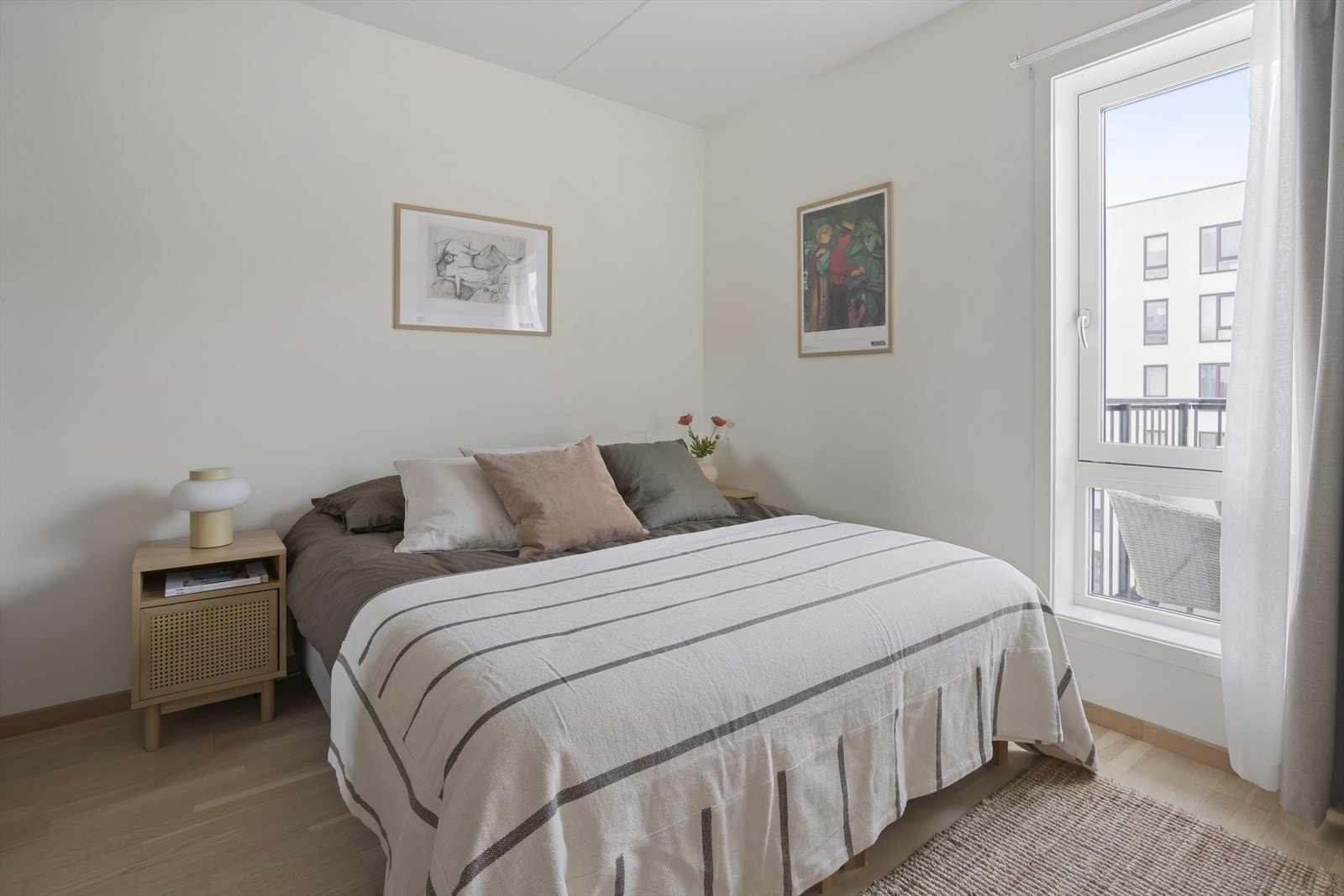 Fra stuen er det adgang til boligens romslige soverom. Galleribilde