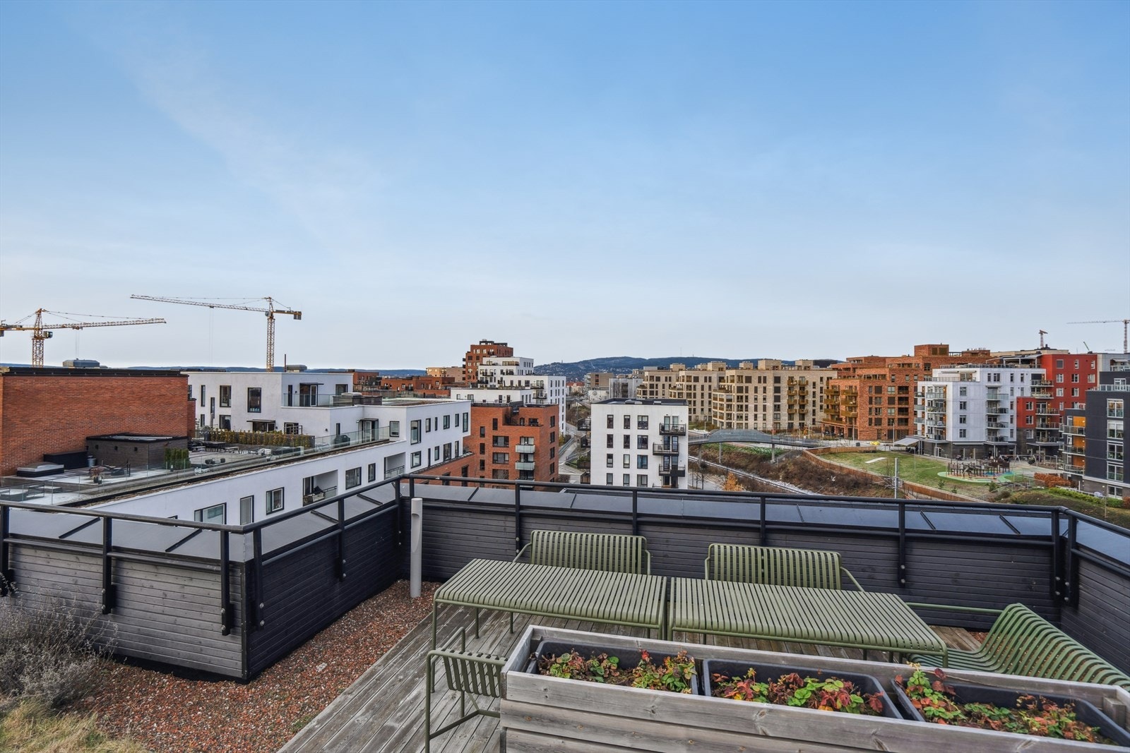 Her kan du slappe av i rolige omgivelser, møte naboer eller ta med en kopp kaffe og nyte utsikten over området. Galleribilde