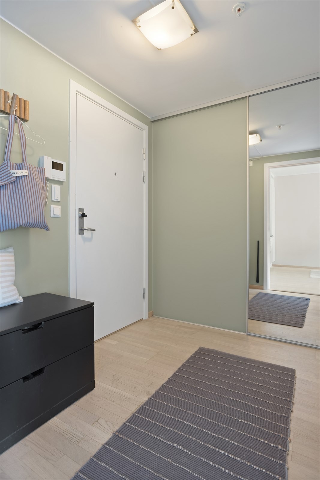 Entreén byr på en praktisk innebygget garderobe med skyvedør, perfekt til alt man ikke ønsker å ha fremme i hverdagen. Galleribilde