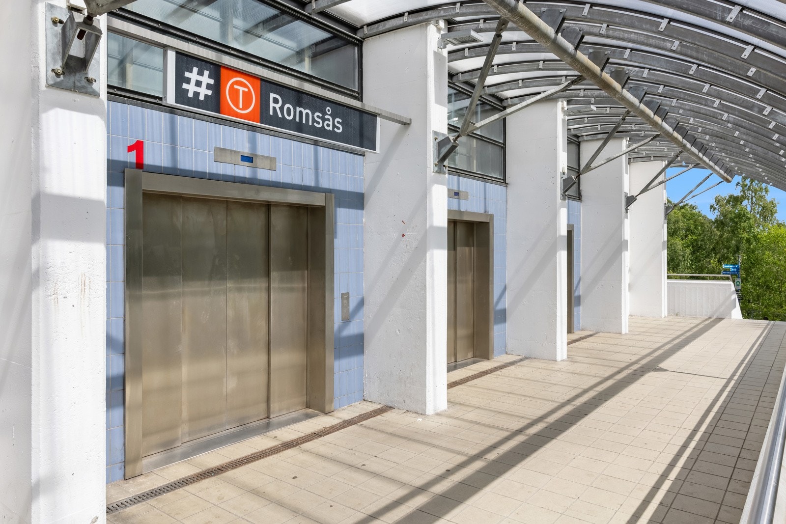 Kort vei til både buss og t-bane med linje 4 og 5. Galleribilde