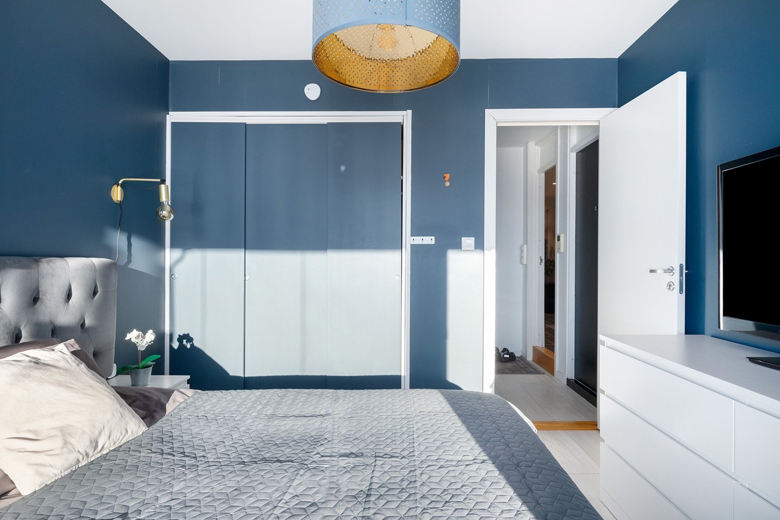 Hovedsoverommet har plass til dobbeltseng og tilhørende møblement. Godt med lagringsplass i garderobeløsning på soverommet. Galleribilde