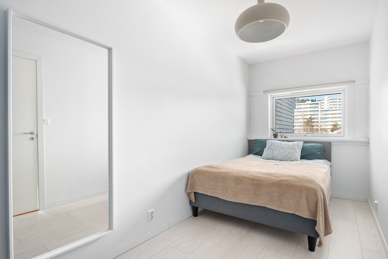 Begge soverommene har god plass til seng, garderobeskap og tilhørende møblement. Galleribilde