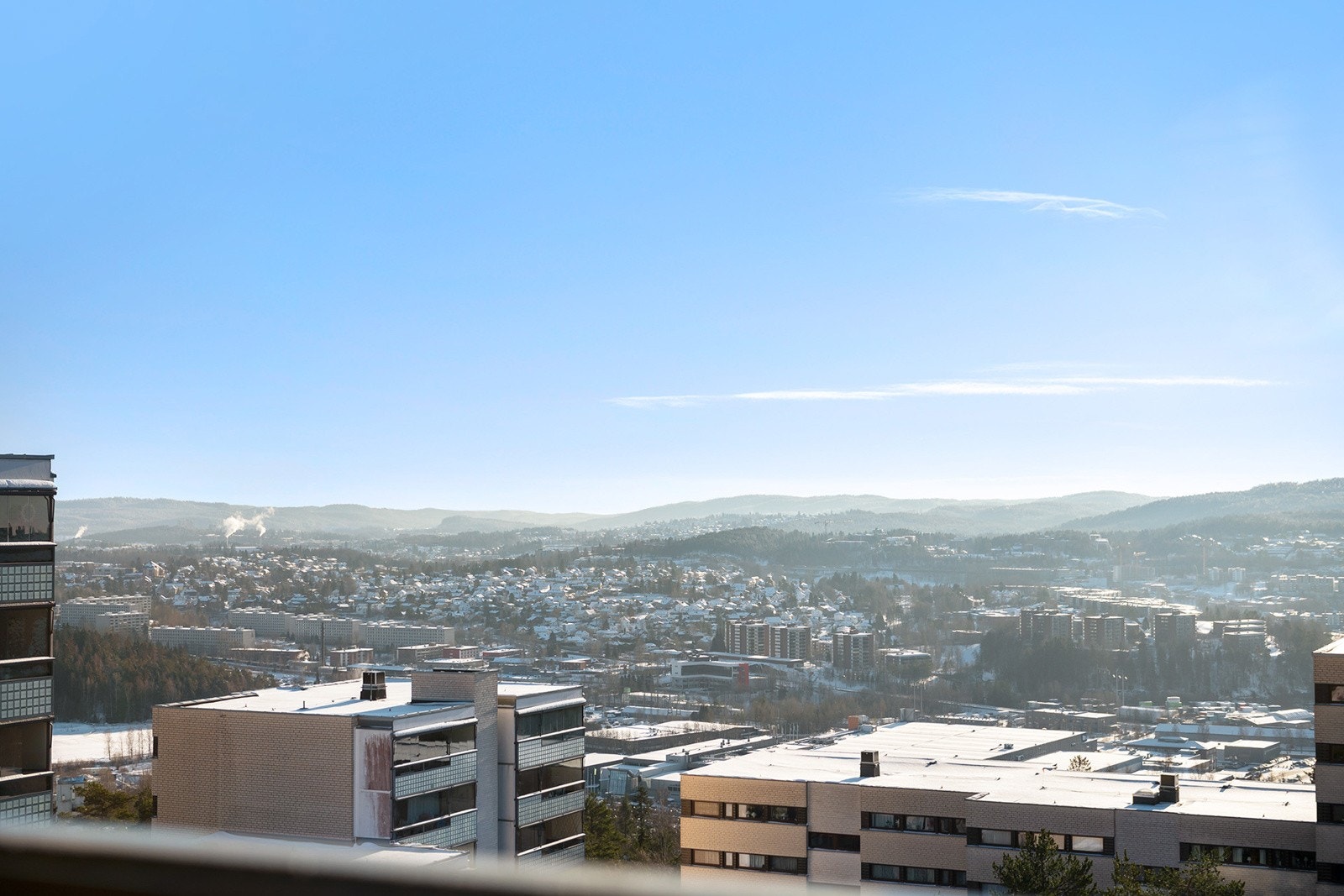 På balkongen er det gode solforhold og plass til både utemøbler og grill. Balkongen blir som en naturlig forlengelse av stuen og kan nytes store deler av året. Galleribilde