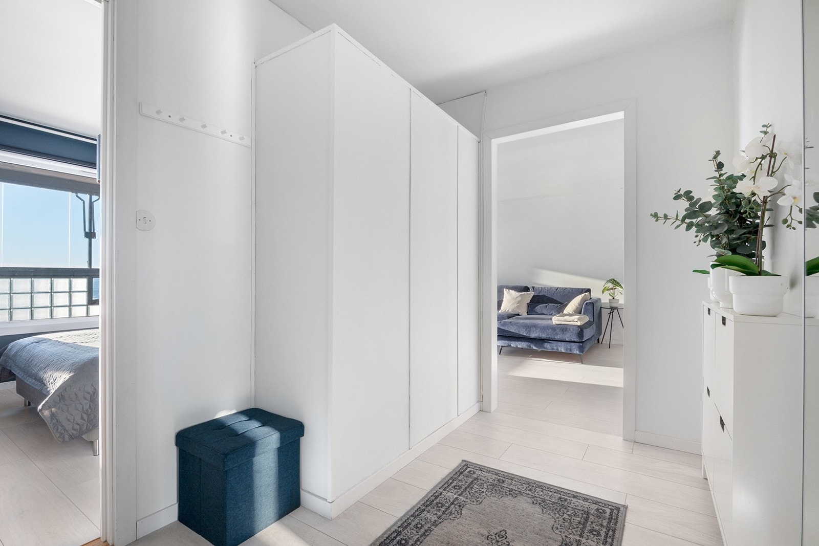 Lys og innbydende entre med god plass til å sette fra deg sko og henge ytterjakker. Stort og praktisk garderobeskap i entréen. Galleribilde