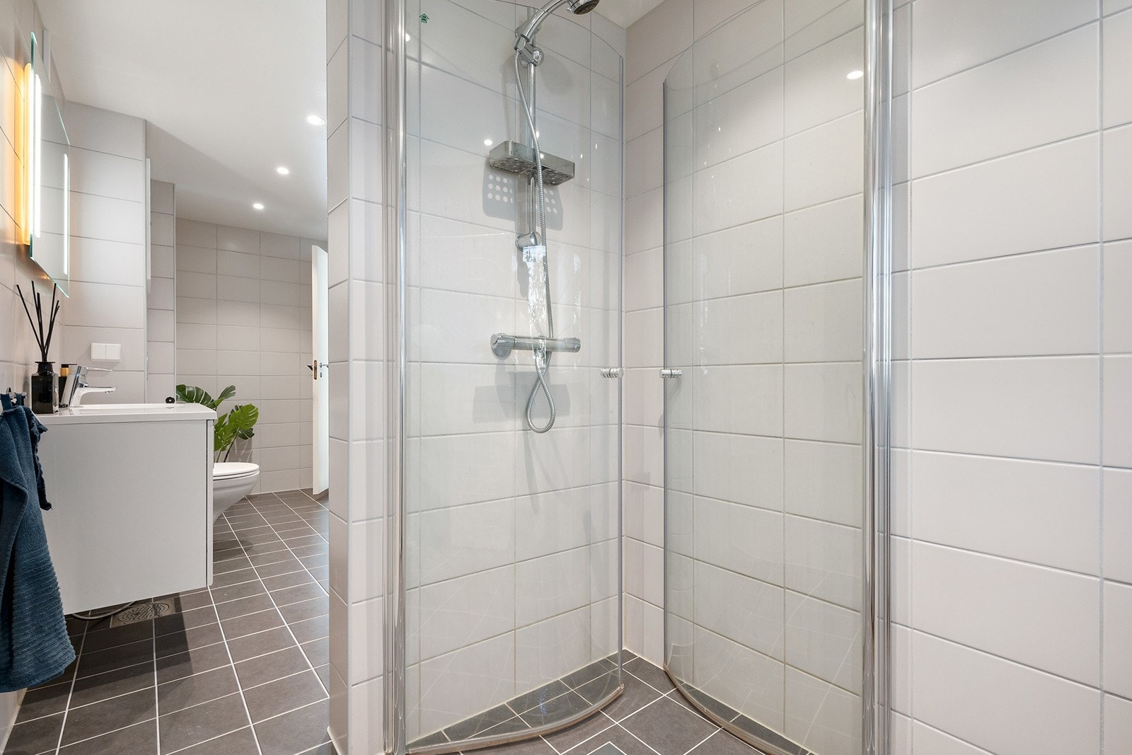 Badet har opplegg til vaskemaskin, varme i gulv og downlights i taket. Galleribilde