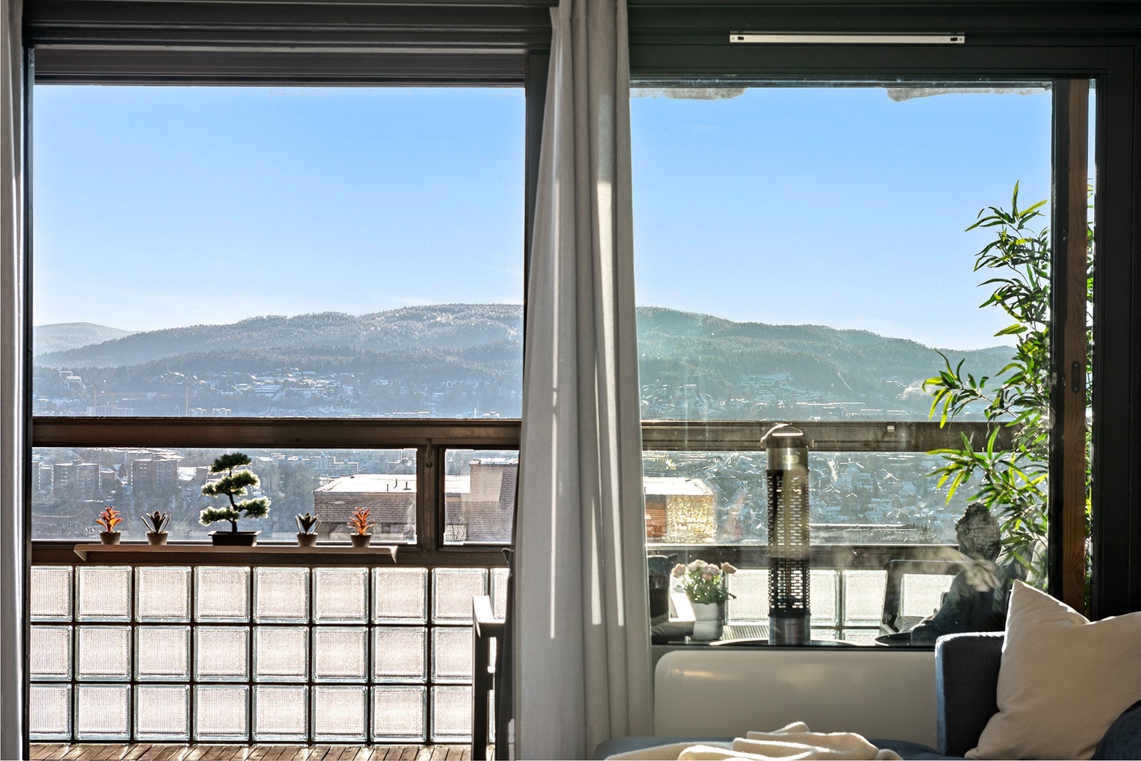 Leiligheten ligger høyt og fritt i toppetasjen med store vindusflater. Galleribilde