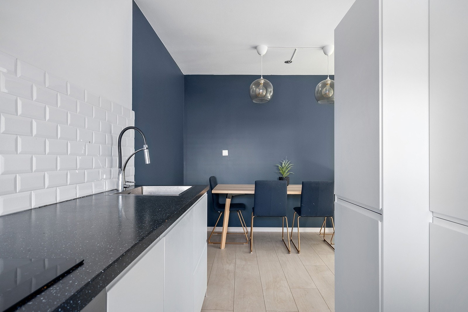 Moderne ikea kjøkkeninnredning fra 2018 med god skap- og benkeplass. Galleribilde