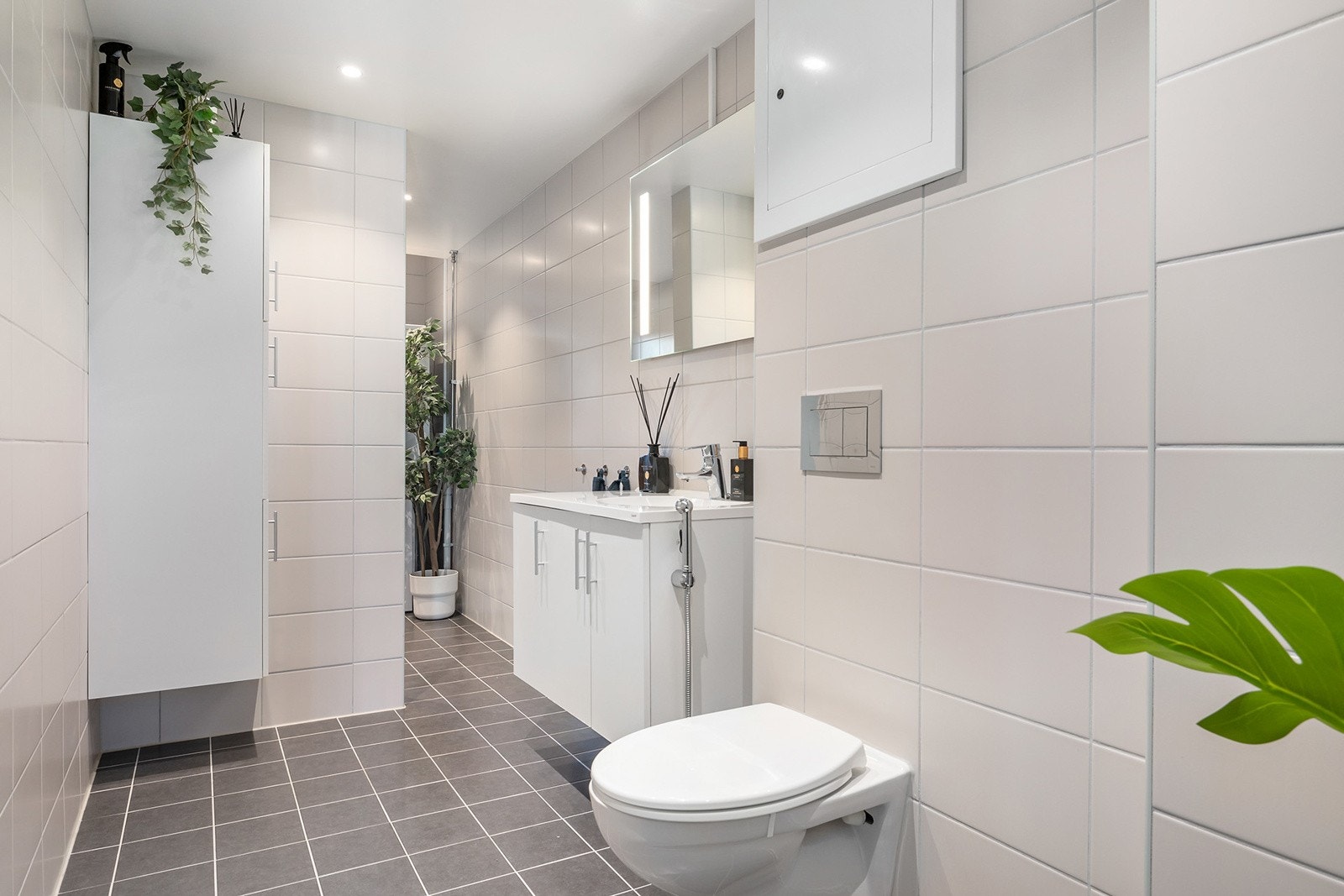 Pent og stort bad/vaskerom som ble pusset opp av borettslaget i 2018. Rommet er svært funksjonelt og praktisk inndelt i to soner. Galleribilde