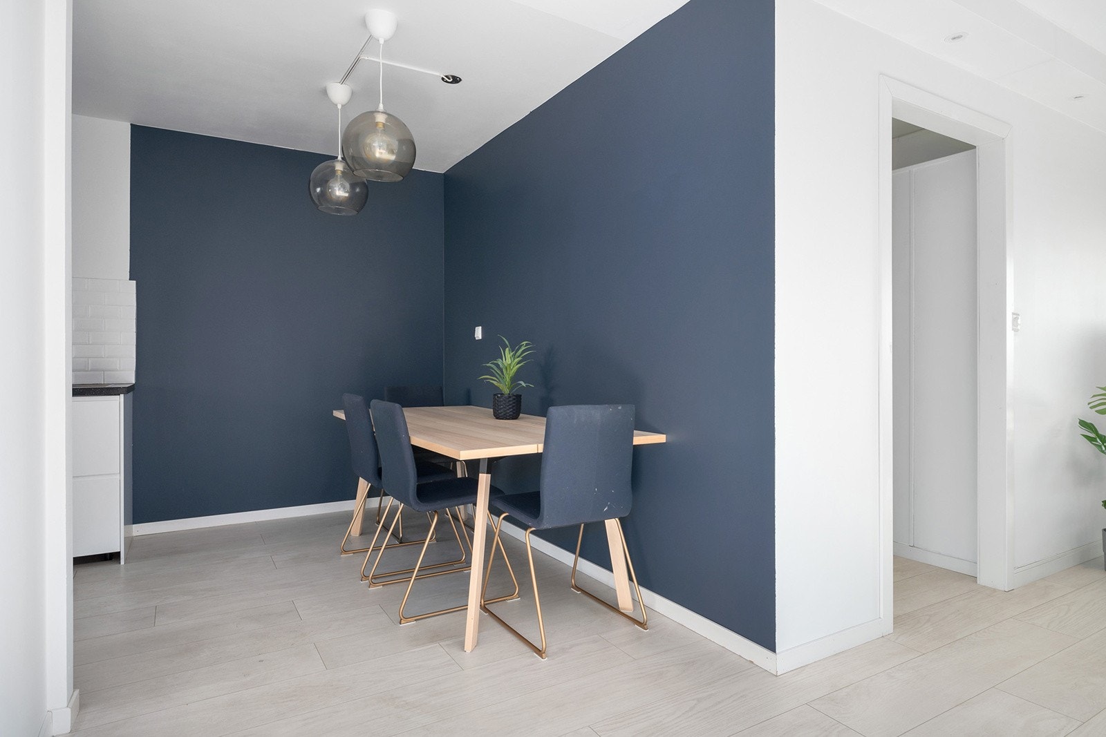 I tilknytning til kjøkkenet er det plass til et stort spisebord. Her kan du samle venner og familie til hyggelige kvelder rundt langbordet. Spisebordet kan følge salget hvis ønskelig. Galleribilde