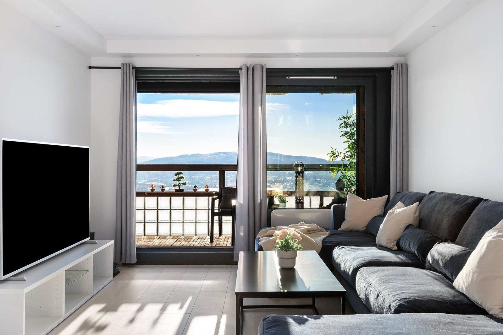 I stuen er det god plass til en sittegruppe og tilhørende møblement. Galleribilde