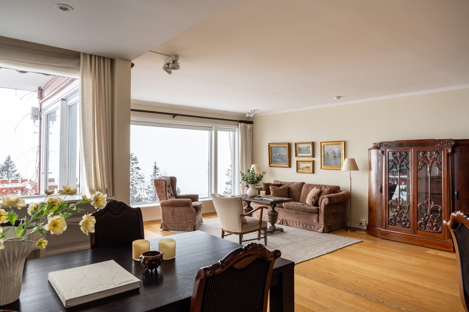 Stuen er romslig med god plass til å innrede i ulike soner. Foto: Daniel Bergsagel. Galleribilde