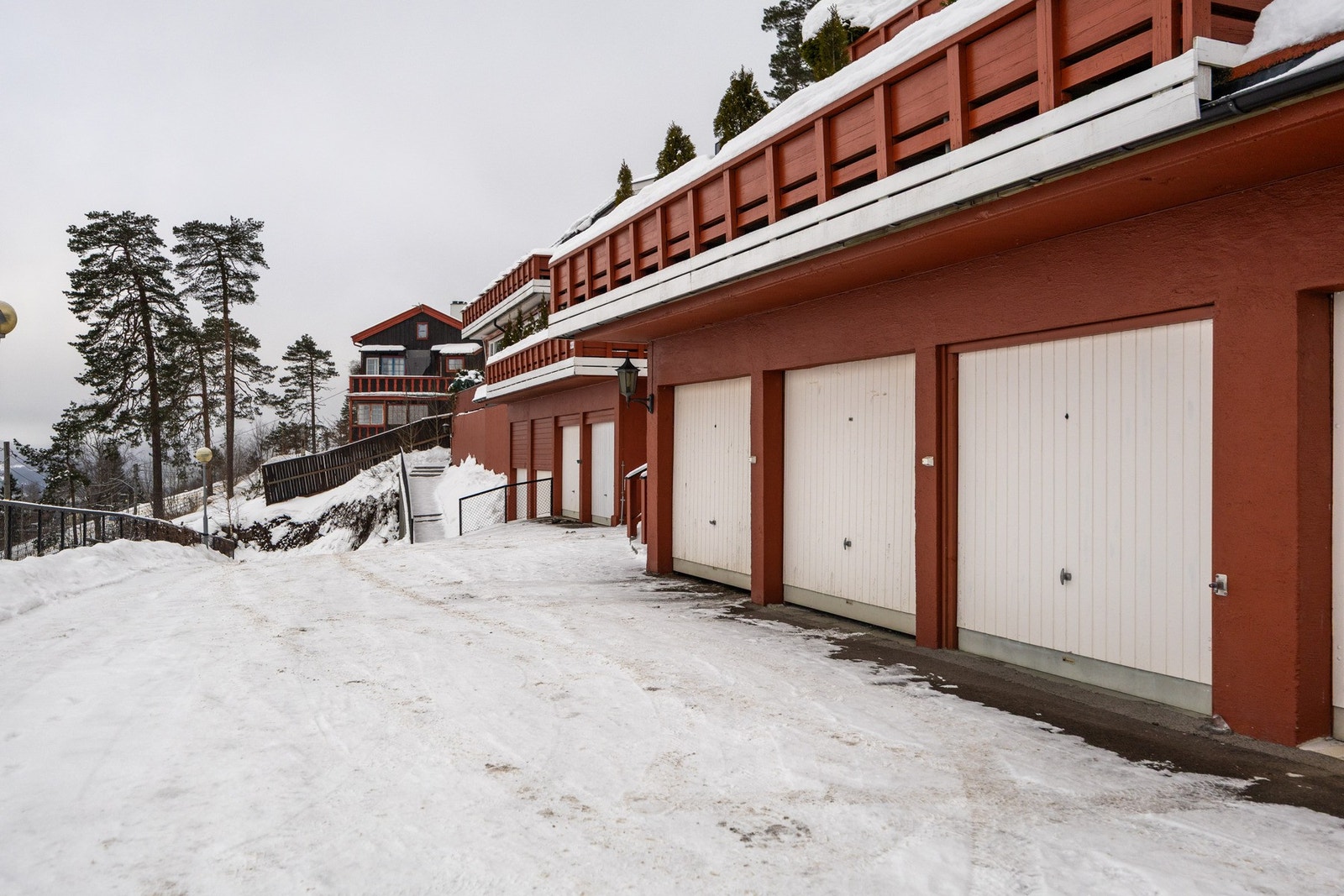 Med leiligheten følger en garasjeplass i underetasjen på hele 18 kvm, som har el-billader. Galleribilde