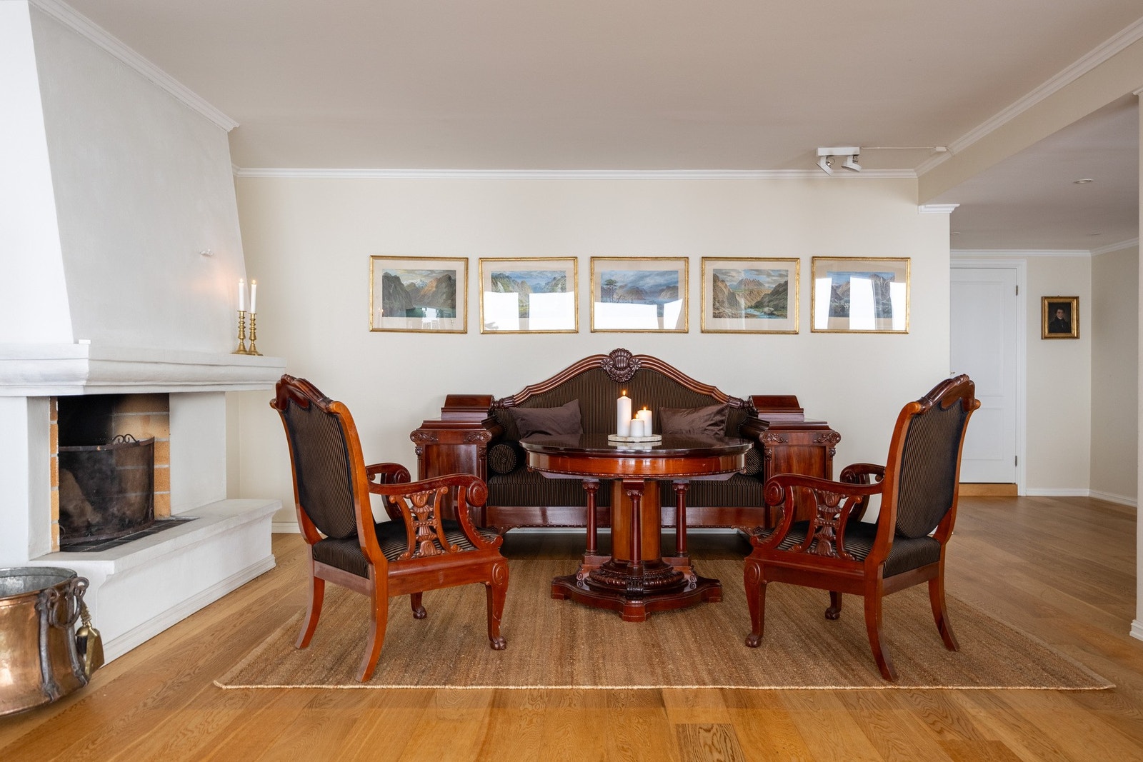 Peisen varmer godt i kaldere årstider og gir leiligheten en lun atmosfære. Galleribilde