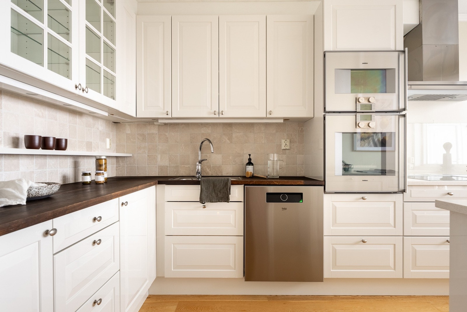 Praktisk separat kjøkken med tidsmessig innredning av høy kvalitet fra 2012. Galleribilde