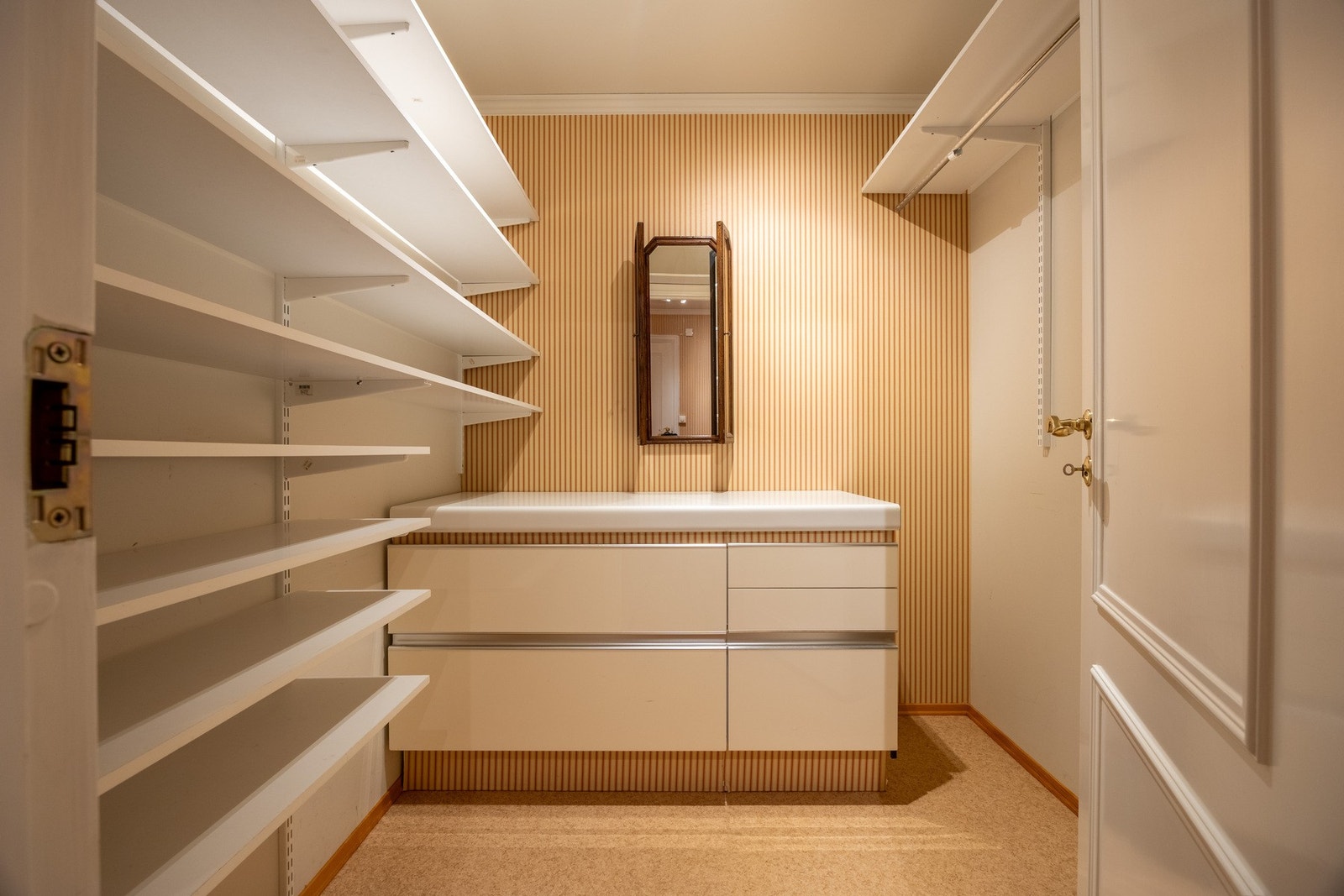 Videre adkomst til praktisk garderobe med god oppbevaringsplass. Galleribilde