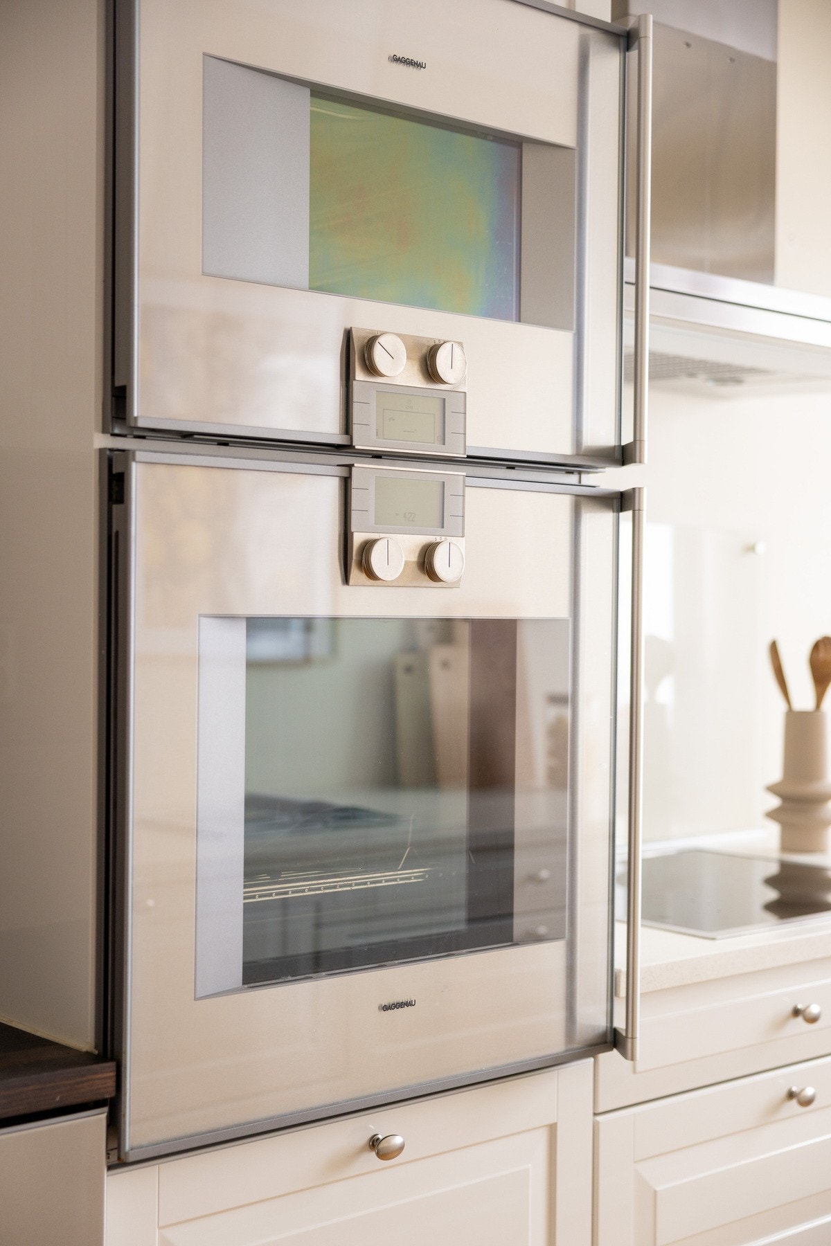 Hvitevarene er av høy kvalitet fra Gaggenau, toppmodeller fra 2012, og består av kombi damp- og stekeovn, stekeovn, platetopp og fryser. For øvrig Norcool kjøleskuff. Galleribilde