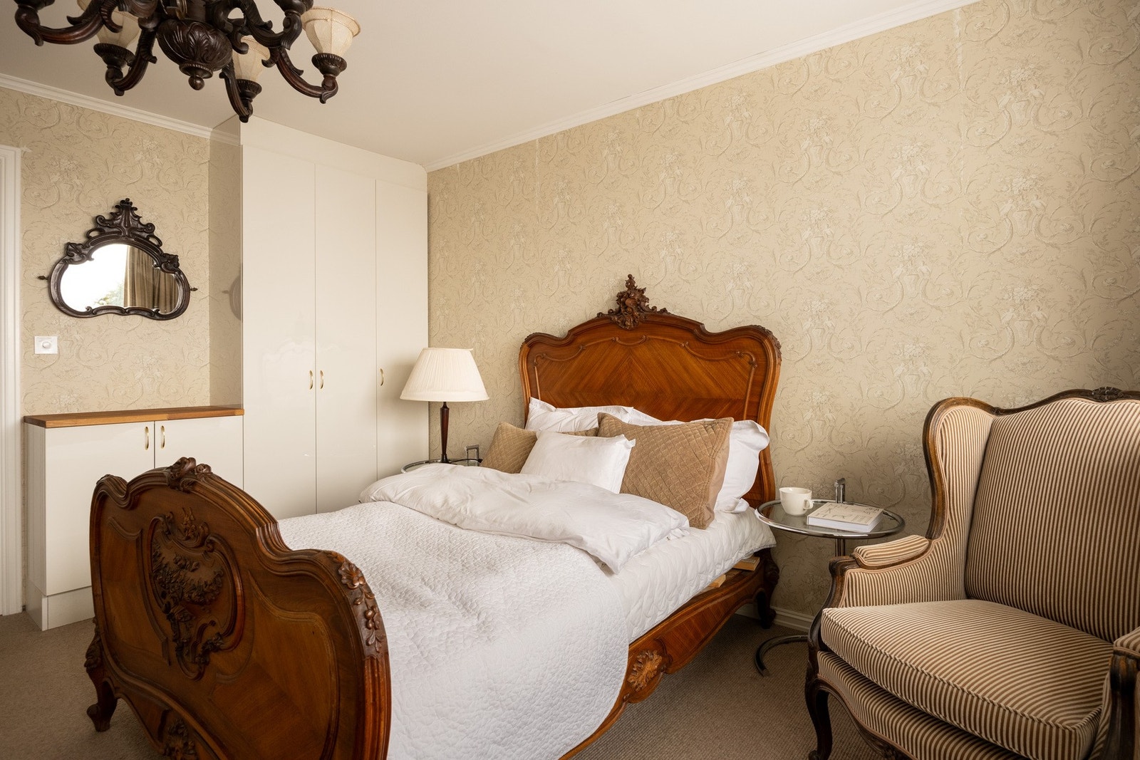 Det naturlige hovedsoverommet har plass til dobbeltseng og tilhørende nattbord på hver side, samt oppbevaringsmøbler. Galleribilde