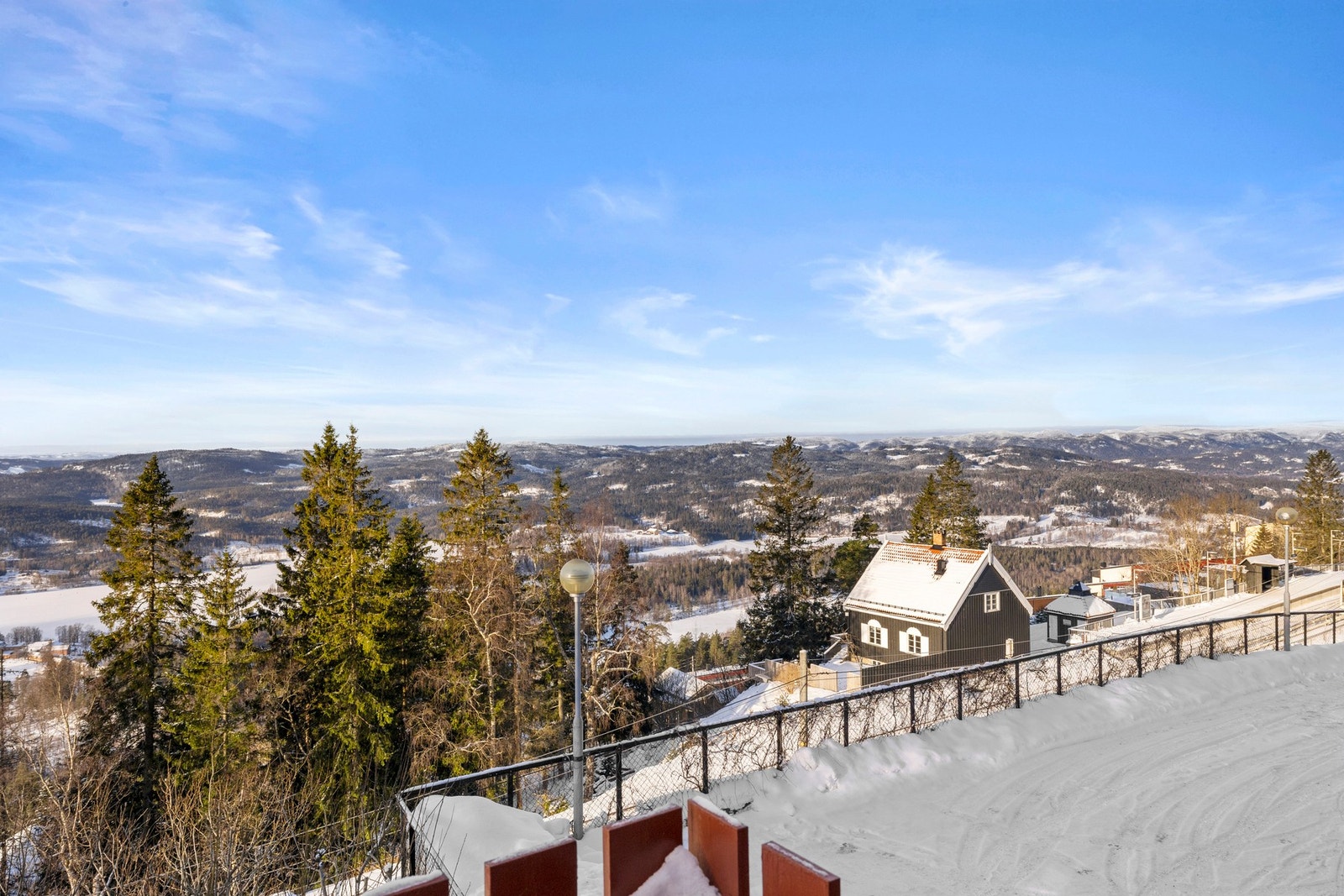 Fantastisk utsikt mot Nordmarka og Sørkedalen. Galleribilde