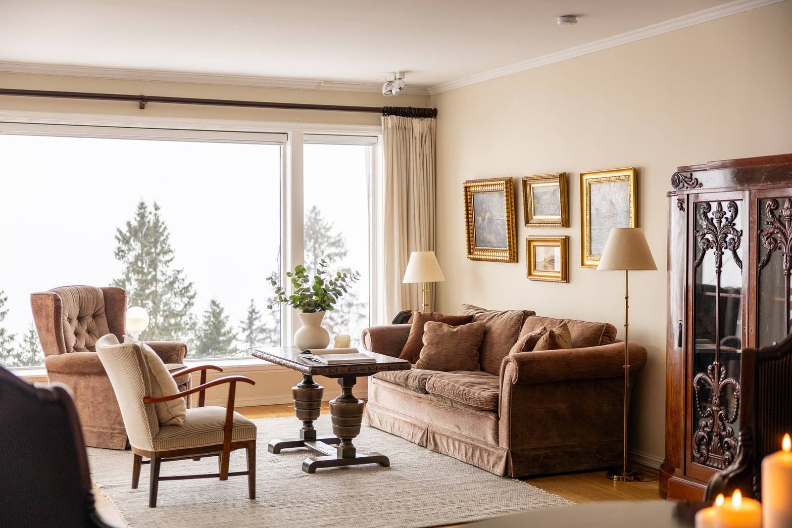 God plass for TV-krok med sofa, stoler og tilhørende mediemøblement. Galleribilde