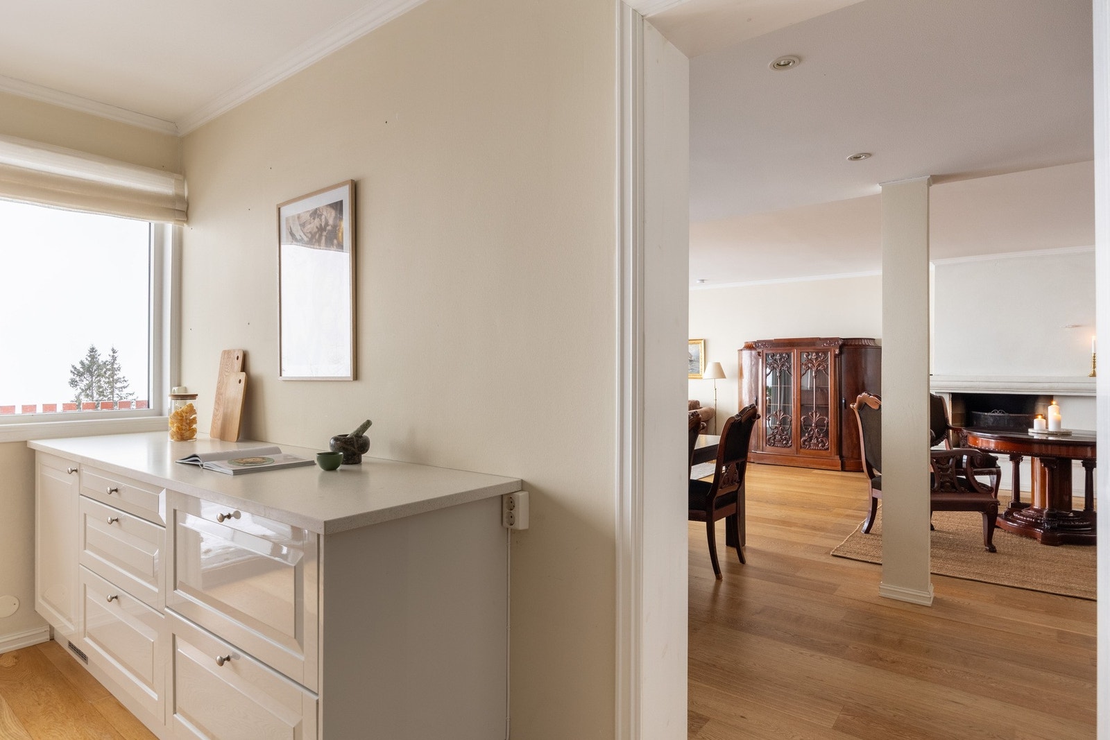 Det er en fin kombinasjon av skap- og benkeplass for både oppbevaring og matlaging. Galleribilde