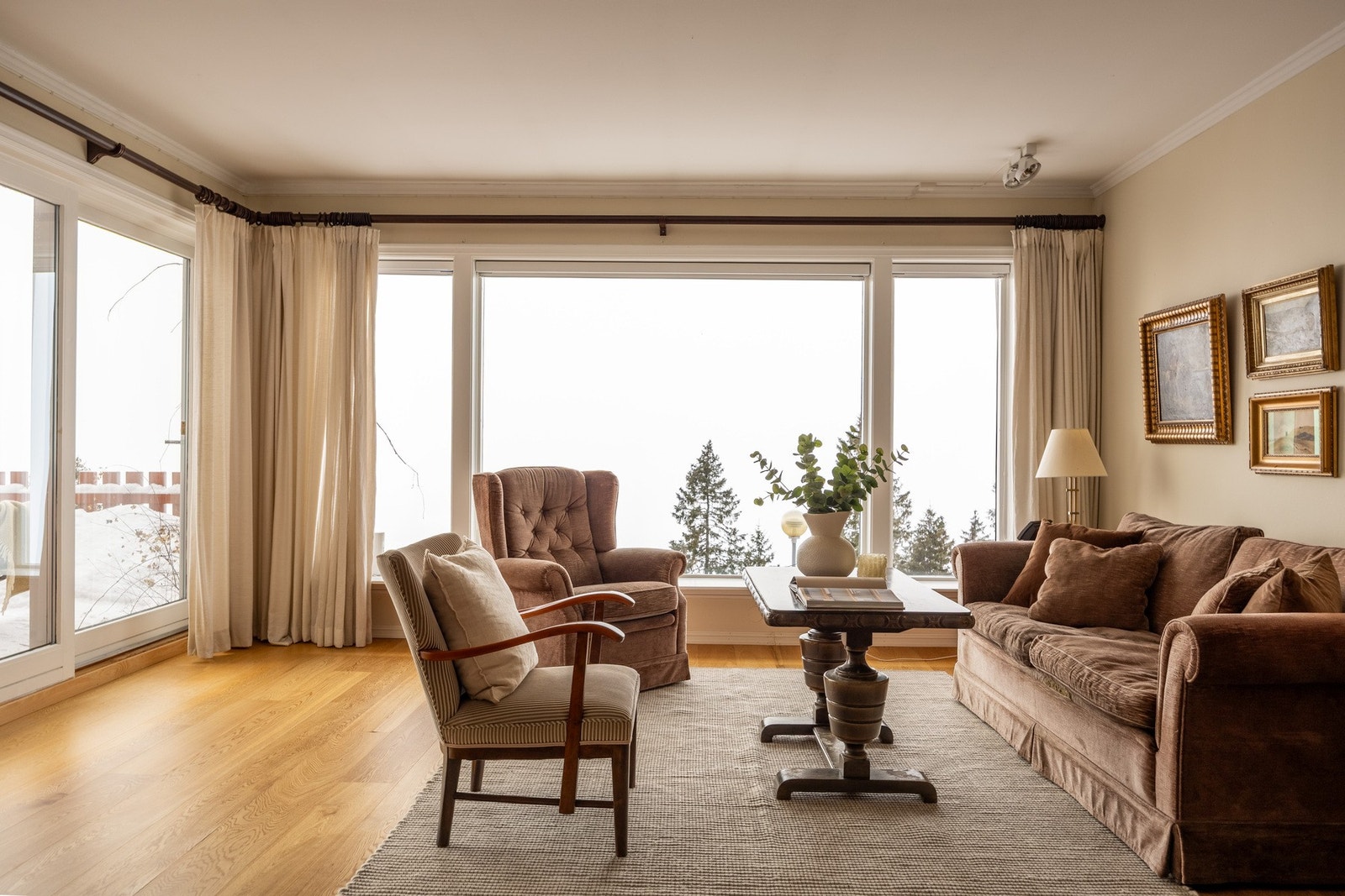 På gulvet er det lagt parkett. Galleribilde