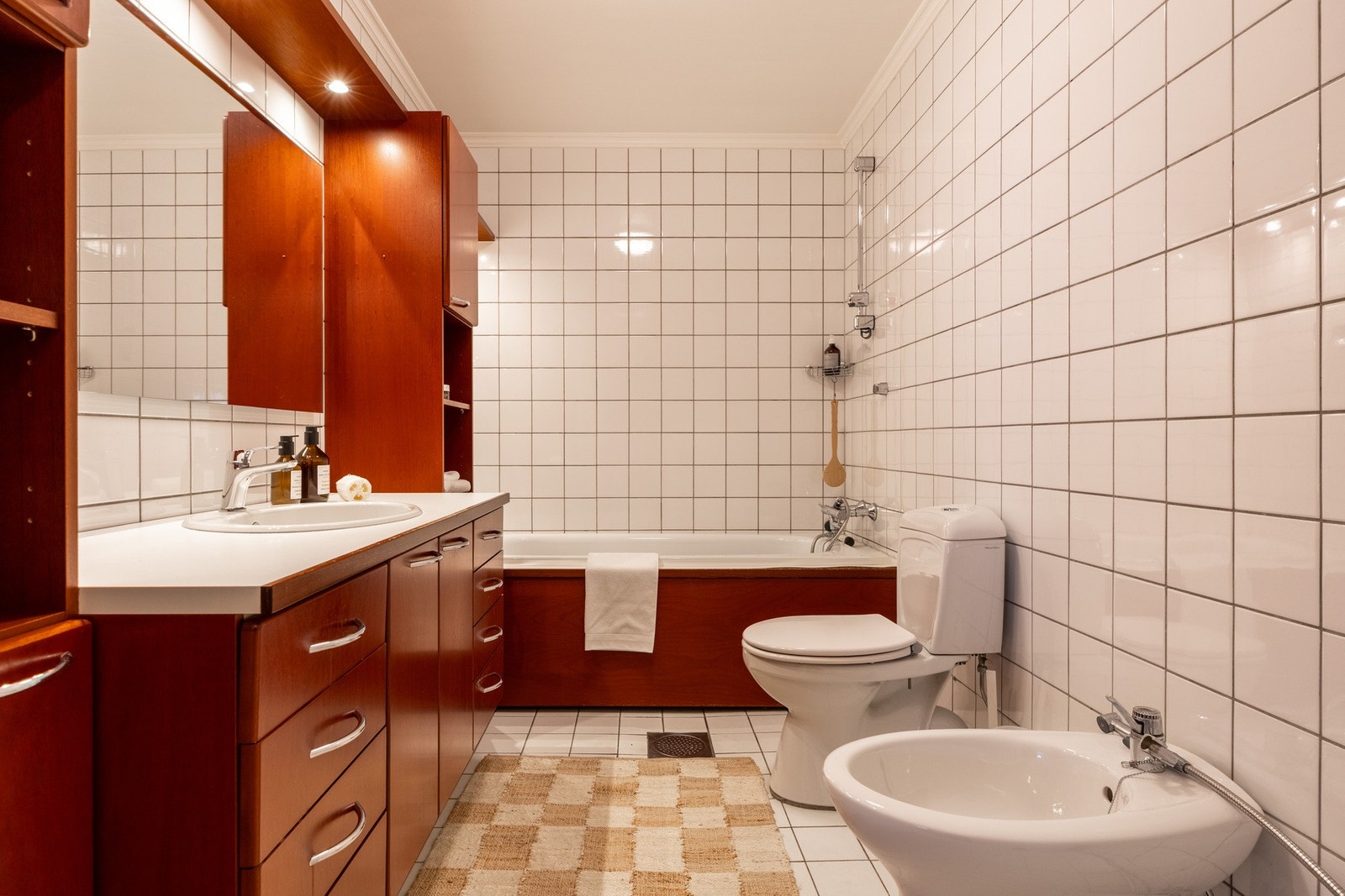 Romslig helfliset bad fra byggeår med oppgraderte overflater og innredning fra 2012. Galleribilde