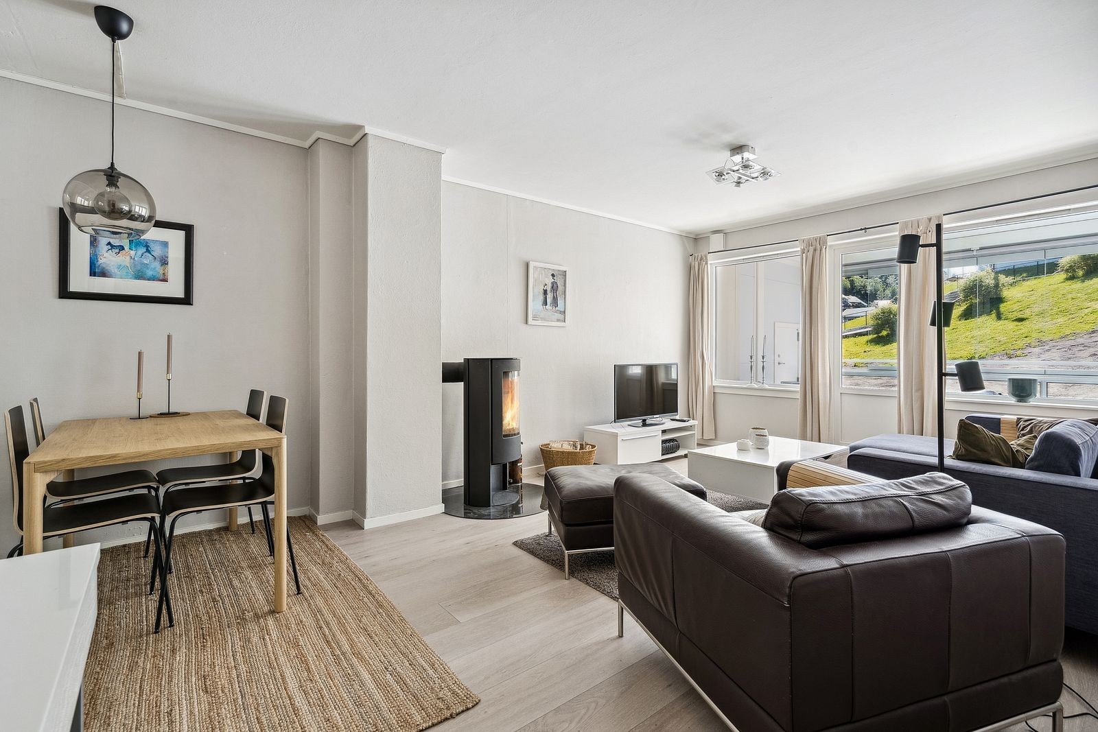 Stuen er romslig med god plass til sofa og spisestue. Galleribilde