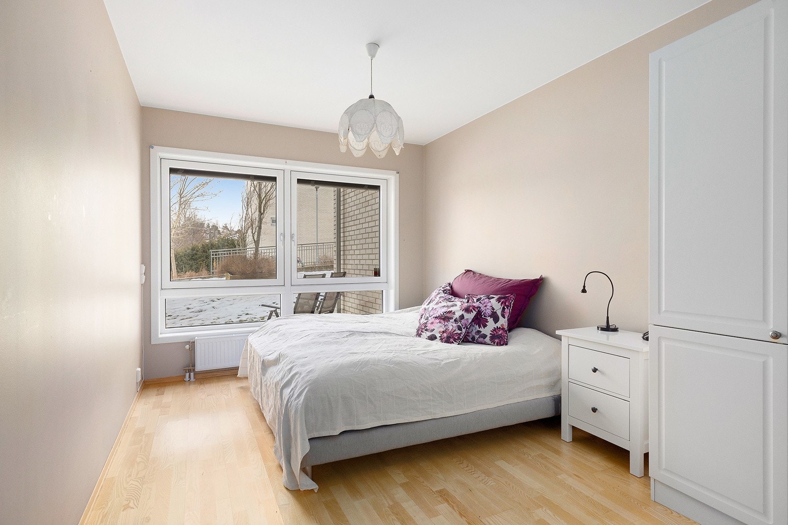 Hovedsoverom med plass til dobbeltseng og garderobeskap. Galleribilde